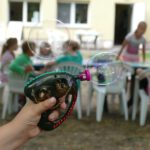 Kinder lassen ihrer Kreativität freien Lauf